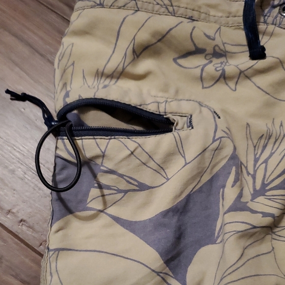 Patagonia Men's Floral Tan and Gray Board Shorts - Picture 5 of 6